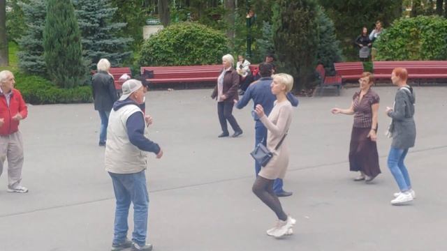 17. Познакомлюсь с блондинкой. Танцы в парке горького Харьков. Танцуем ретро танцы под ретро музыку