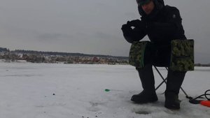 РЫБАЛКА НА БЕЗМОТЫЛКУ ЧЁРТИК! Ловля окуня плотвы на мормышку с мотылём Глухозимье поиск рыбы прикор