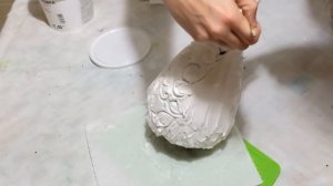 Нежнейшая "зефирная" ваза своими руками из бутылки. Объемный декор бутылки шпатлевкой.