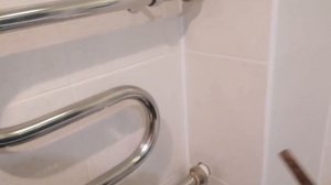 Течь соединения  полотенцесушителя. Подтянул американки.