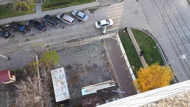 20 октября. Появились "бытовка" и забор с торца дома смотреть онлайн