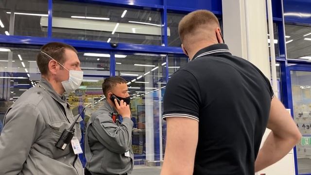 ОХРАНА ЗАДЕРЖИВАЕТ ПОКУПАТЕЛЕЙ / СЪЕЛ НЕОПЛАЧЕННЫЙ ТОВАР / БОРЗЫЙ ОХРАННИК БЫКУЕТ / ПРОСРОЧКА, ЛЕНТ