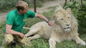 Разговор по душам белый лев Рокки и Олег Зубков