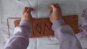 Деревянная ИНТЕРЬЕРНАЯ ТАБЛИЧКА из дерева: моя первая работа с гравёром.