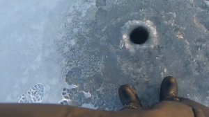 ПЕРВЫЙ ЛЁД! ПЕРВЫЙ РАЗ НА ЗИМНЕЙ РЫБАЛКЕ! Ханты-Мансийск 2021 #рыбалка #югра #клеваярыбалка