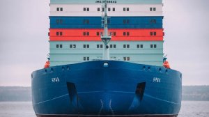 Самый большой российский ледокол «Урал» разрубает льды Северного Ледовитого океана