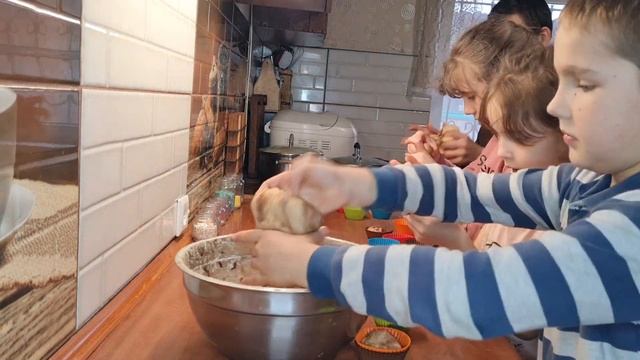 МНОГОДЕТНАЯ семья ? Готовит??? Подготовка к Празднику? смотреть онлайн