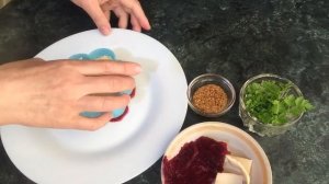 Салат простой и вкусный с копченым сыром и свеклой !