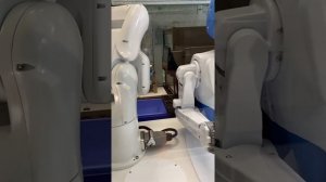 KIKI Robo Cafe продает кофе с круассаном
