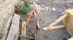 Исправили обвал траншеи, ставим опалубку