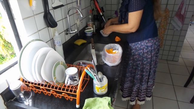 Накрываю завтрак, вечерняя лампадка и вид из окна смотреть онлайн