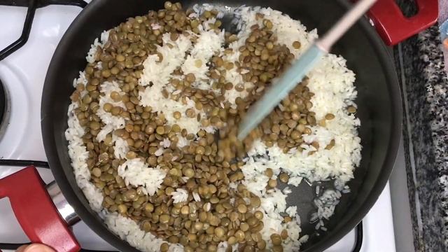 YEŞİL MERCİMEKLİ PİRİNÇ PİLAVI TARİFİ - MERCİMEKLİ PİRİNÇ PİLAVI NASIL YAPILIR - PİLAV ÇEŞİTLERİ смотреть онлайн