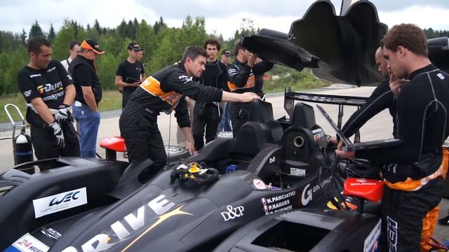 Команда G-Drive Racing by Signatech Nissan разогревает болид смотреть онлайн