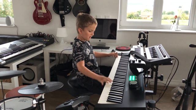 Mika (10) - 1 hour after buying the Roland Juno DS 88 - Rock that Body - Black Eyed Peas смотреть онлайн