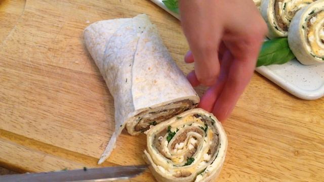 Рулет из лаваша со шпротами, сыром и яйцом