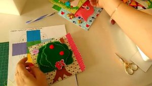 Сборка развивающего кубика из ткани и фетра.