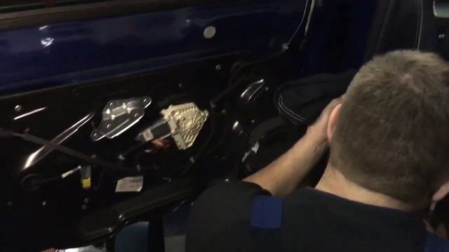 Замена тросика ручки и замка двери водителя на Пассат Б6 смотреть онлайн