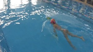 Процесс обучения кроль на груди у детей