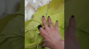 Крепление больших цветов из изолона и гофрированной бумаги на фотозону.
