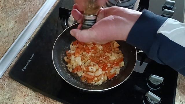 "Элементарная яичница" Напишите, а как вы готовите себе яичницу. Глазунья с овощами и зеленью. смотреть онлайн