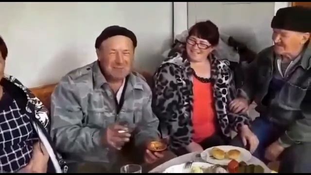 По селу идут три бабы. Вечер, пасмурно, темно...(чисто деревенский добрый анекдот) смотреть онлайн