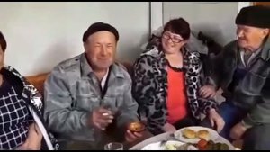По селу идут три бабы. Вечер, пасмурно, темно...(чисто деревенский добрый анекдот)