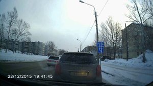 Едем по тротуару, да под запрещающий знак проезжаем