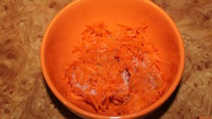 Борщ со свеклой, мясом и щавелем