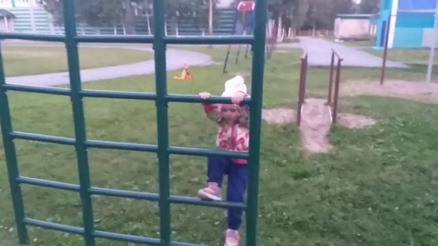 Спортивное настроение.Таисия гоняет на самокате.Sports mood. Thaisia rides a scooter. смотреть онлайн