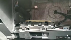 Mazda 3 BL разборка, снятие бардачка.