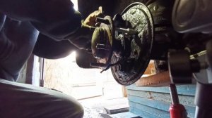 Снимаем полуось на ниве за 30 сек,без кувалды и без боли ...