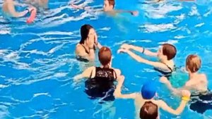 купаемся в аквапарке и открываем подарки