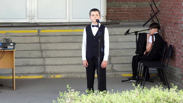 слова М. Пляцковского, музыка В. Шаинского "Учат в школе". Исполняет Александр Борисов. Преподавате