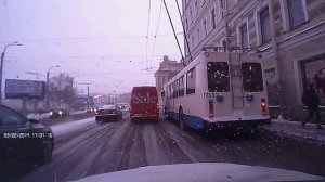 подрезал троллейбус