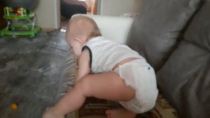 учим малыша правильно слезать с кровати