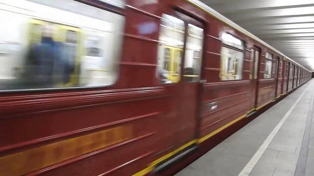 Москва. Состав «Номерной» «Красная стрела» на станции «Преображенская площадь» 2. 27 марта 2022 смотреть онлайн