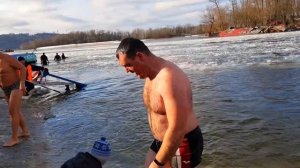 Крещение? Крещенские купания в проруби ✔ Киев Гидропарк. Крещение на реке Winter swimming girls