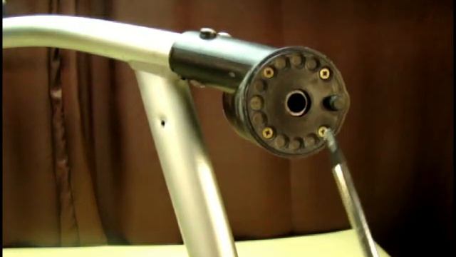 Ремонт поворотного колеса на детской коляске. Крепление вилки смотреть онлайн