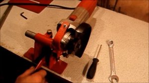 УНИВЕРСАЛЬНОЕ  ПРИСПОСОБЛЕНИЕ  ДЛЯ  БОЛГАРКИ. Bracket for an angle grinder