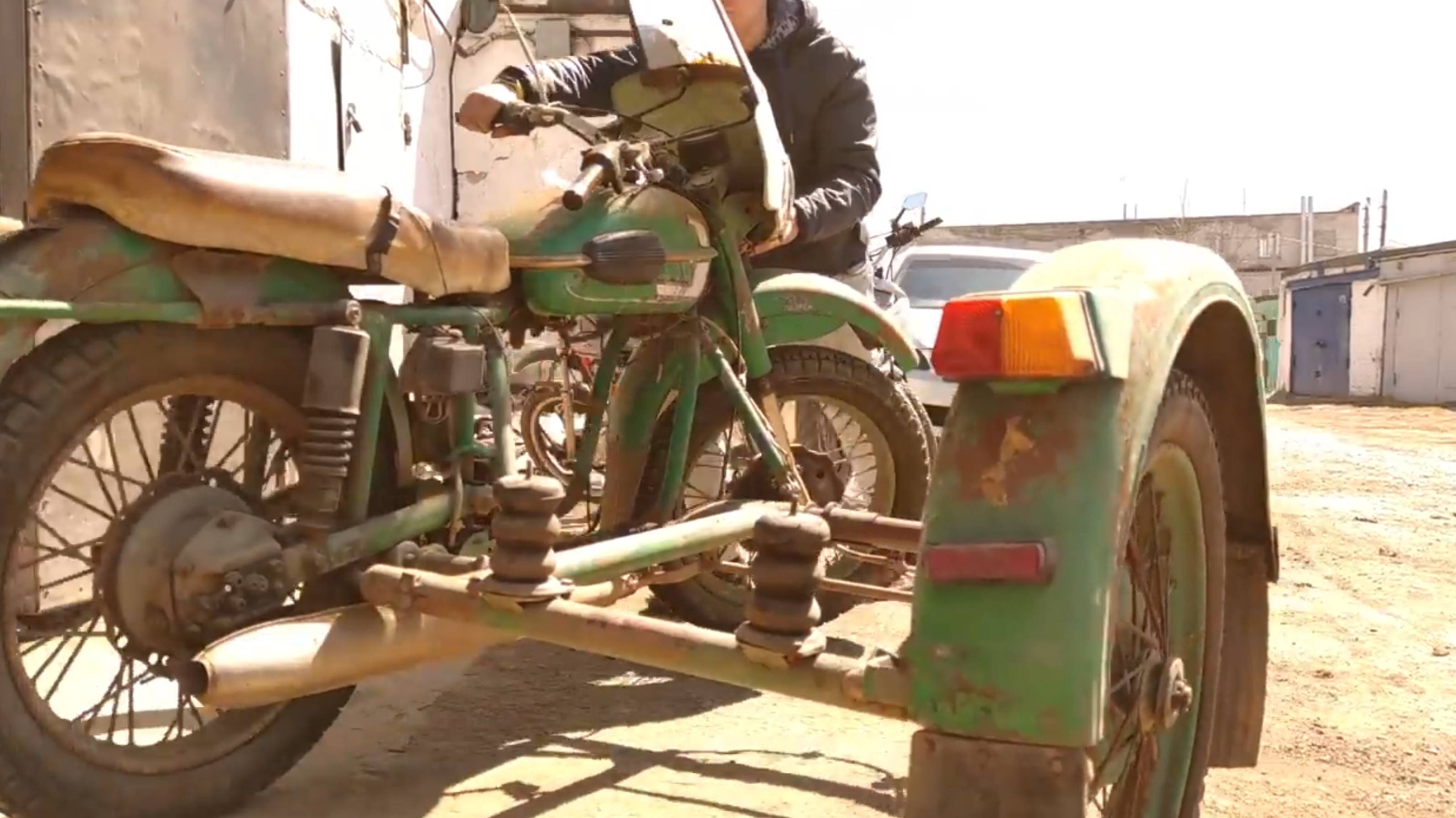 Тяжелый ГИГАНТСКИЙ "УРАЛ" полностью ОТРЕСТАВРИРОВАН - от хлама до невероятного ЗОЛОТОГО мотоцикла смотреть онлайн