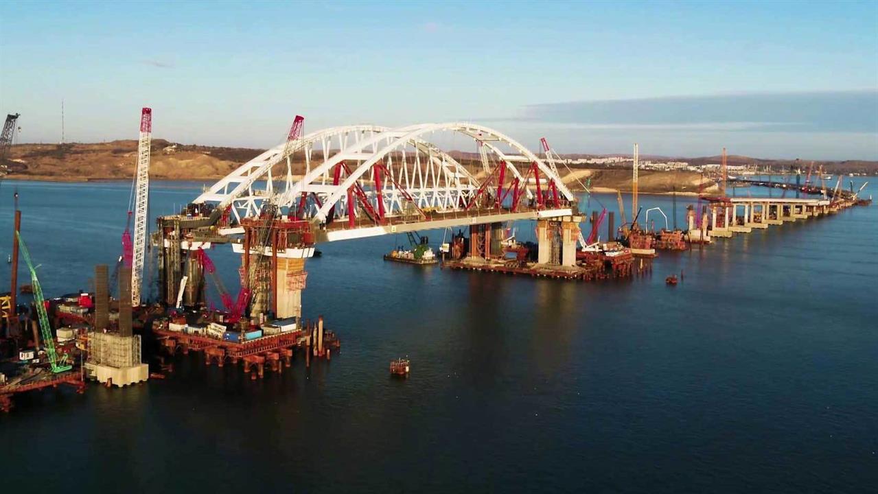 Установлен второй арочный пролет моста через Керченский пролив