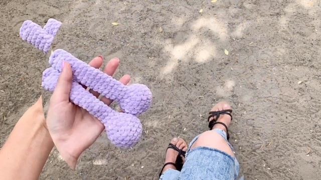 Сборка плюшевого вязаного зайца крючком. смотреть онлайн