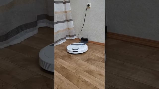 Робот - пылесос Ecovacs Deebot DE55 едет на зарядную станцию