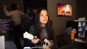 АКУЛИЧ ЖЕСТКО СПАЛИЛАСЬ НА СТРИМЕ ТЕНДЕРЛИБАЕ