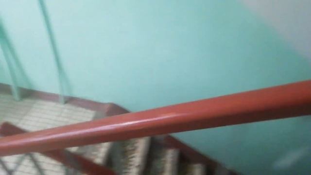 На Орджоникидзе протекшая крыша затопила весь подъезд смотреть онлайн