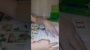 Очень прикольное видео. Ребенок делает уроки