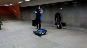 Крутой скрипач в московском метро Уличные таланты России