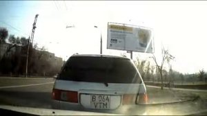 Мужик летит, машины бьются!