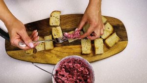 Бутерброды со свеклой и икрой сельди. Отличная закуска! Очень вкусно и необычно. Вот это Кухня!