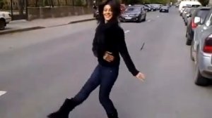 Кавказская девушка очень мило танцует